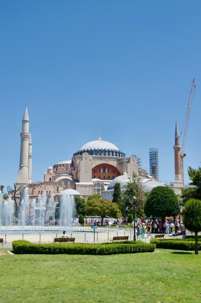 Interiorul Hagia Sofia — mozaicuri bizantine și caligrafie islamică coexistând