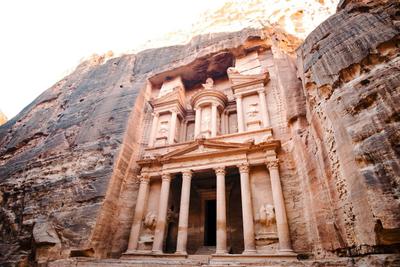 Vederea iconică a Trezoreriei (Al-Khazneh) din Petra, vizibilă prin deschiderea Siq-ului