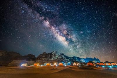 Formațiuni de gresie roșie în Wadi Rum, parte din ținutul biblic al Edomului