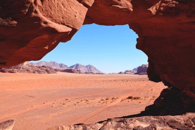 Cerul înstelat deasupra taberei beduine din Wadi Rum
